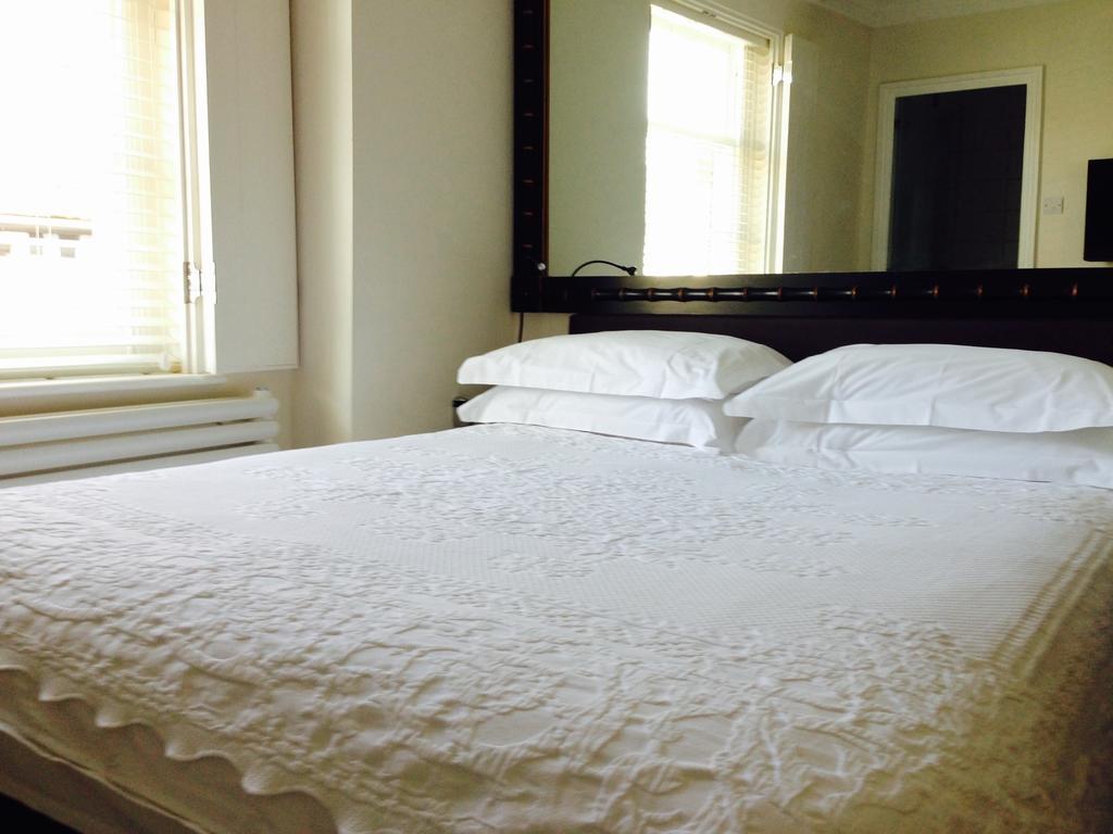 The Bell Inn Hotel Horndon-on-the-Hill Номер фото