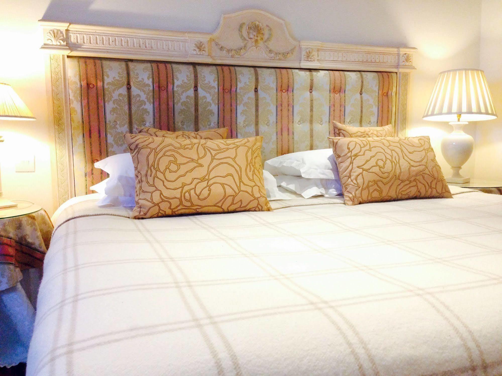 The Bell Inn Hotel Horndon-on-the-Hill Экстерьер фото