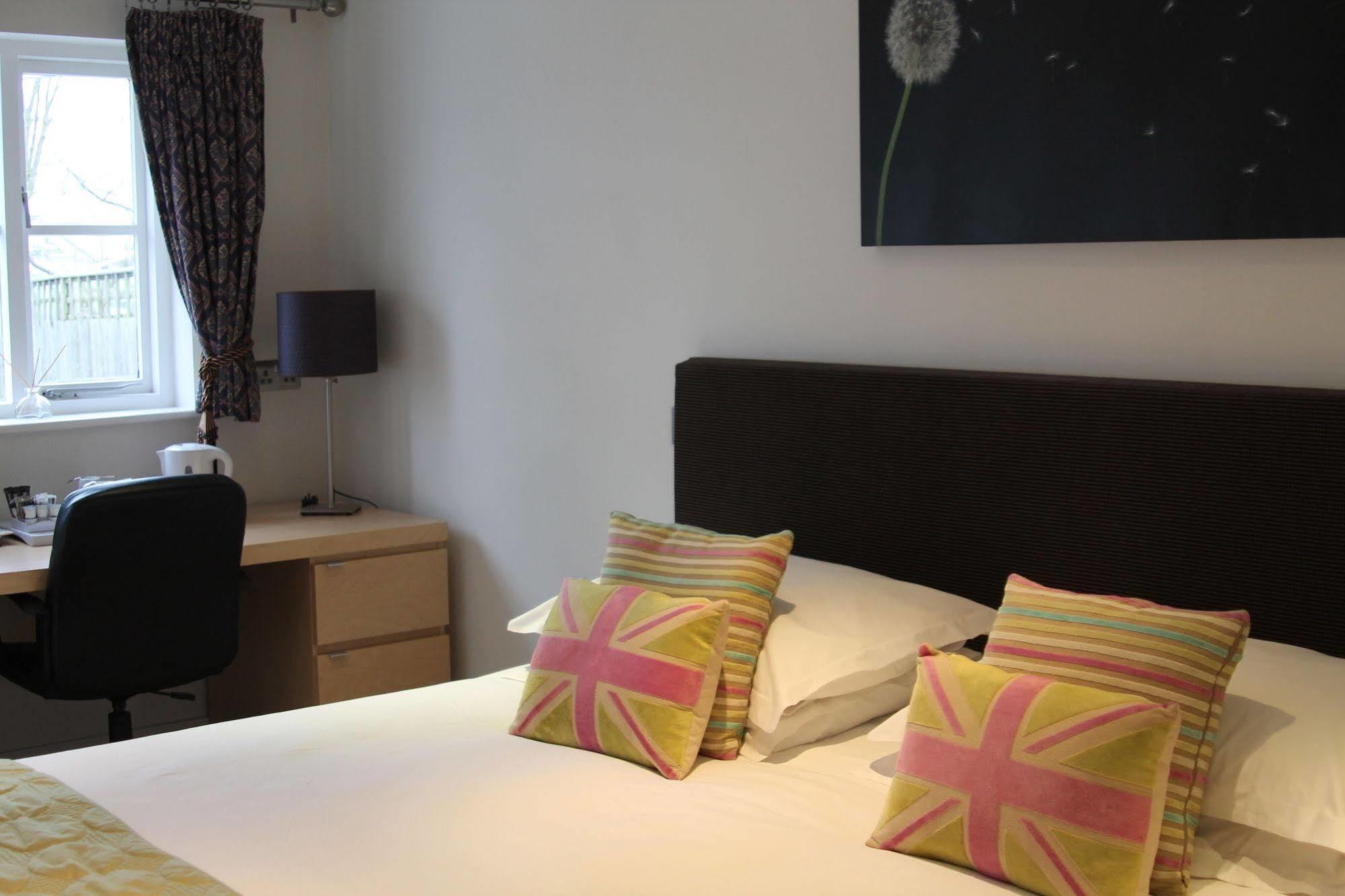The Bell Inn Hotel Horndon-on-the-Hill Экстерьер фото